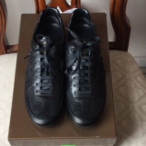 Womens black Gucci sneaker size 34.5